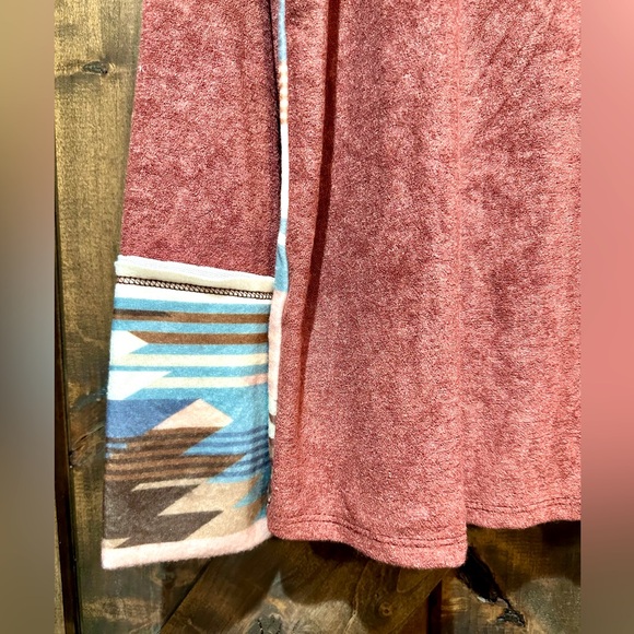 NWOT BiBi Long Sleeve Boho Aztec Thumb Hole Top Sz M - Picture 3 of 16